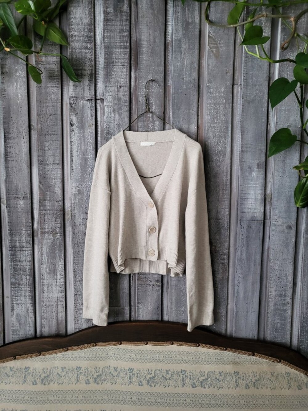 H&M Beige Cropped V Neck Knit Cardigan Sweater Size S Relaxed Fit